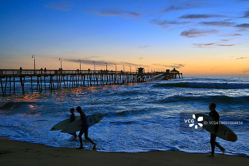 美国加利福尼亚州圣地亚哥帝国海滩码头的日落冲浪者图片素材