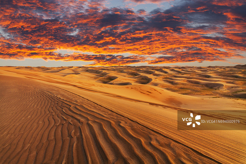 火热日落背景下的美丽沙漠景观图片素材