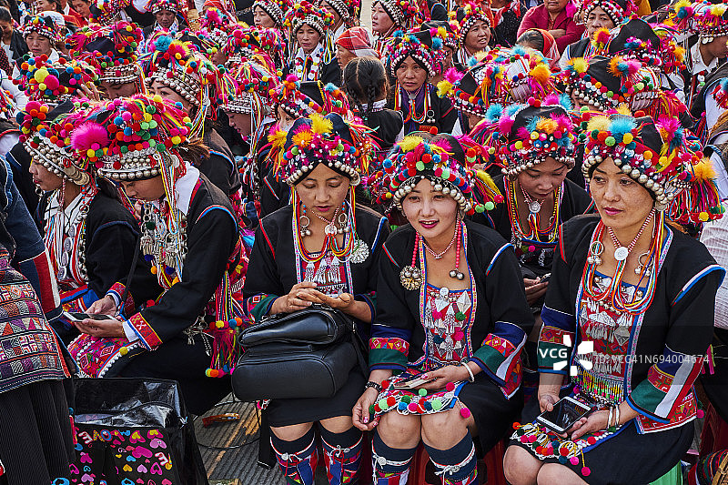 中国云南西双版纳，哈尼族村寨的妇女节图片素材