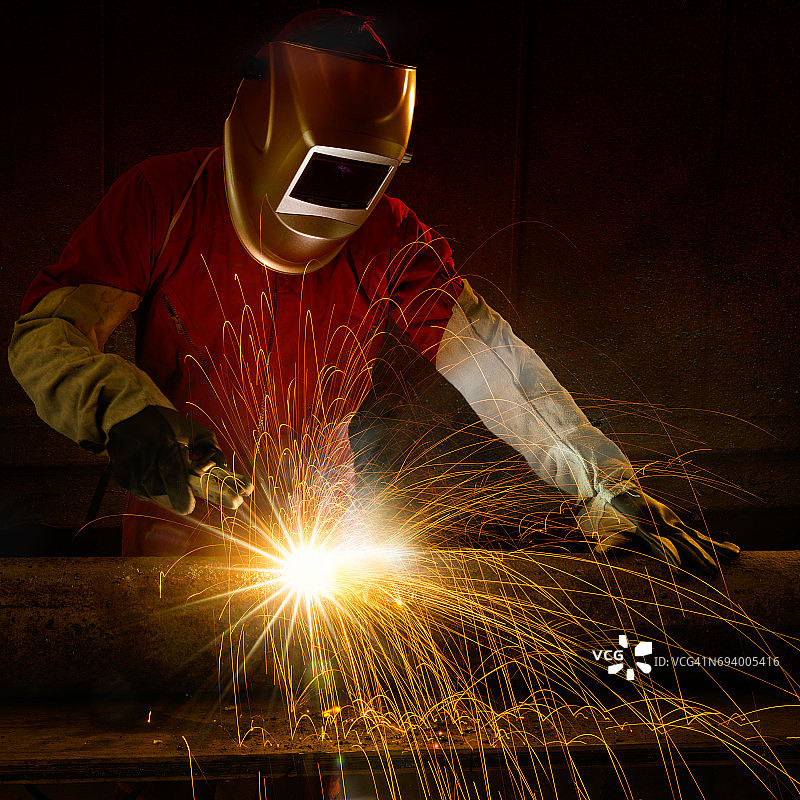 工厂工人焊接特写图片素材
