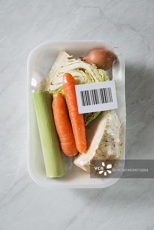 带有条形码标签的包装内的新鲜有机蔬菜图片素材
