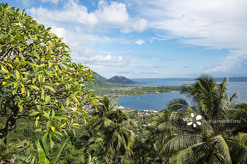 从火山观测站看巴布亚新几内亚腊包尔的景色图片素材