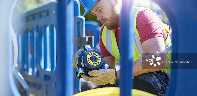 带煤气阀的燃气工程师图片素材