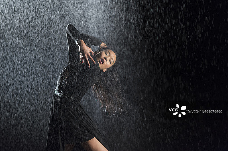 雨中舞蹈图片素材