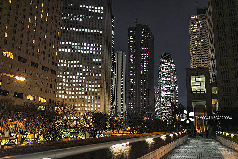 夜晚的新宿摩天大楼图片素材