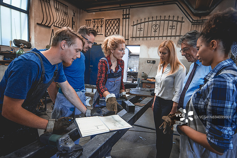 他们一切进展顺利图片素材