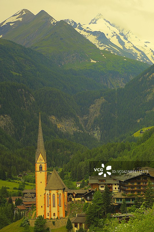 海利根布卢特哥特式教堂村庄和霍厄陶恩山脉雪山 - 蒂罗尔阿尔卑斯山壮丽的景色和格罗斯格洛克纳山地图片素材