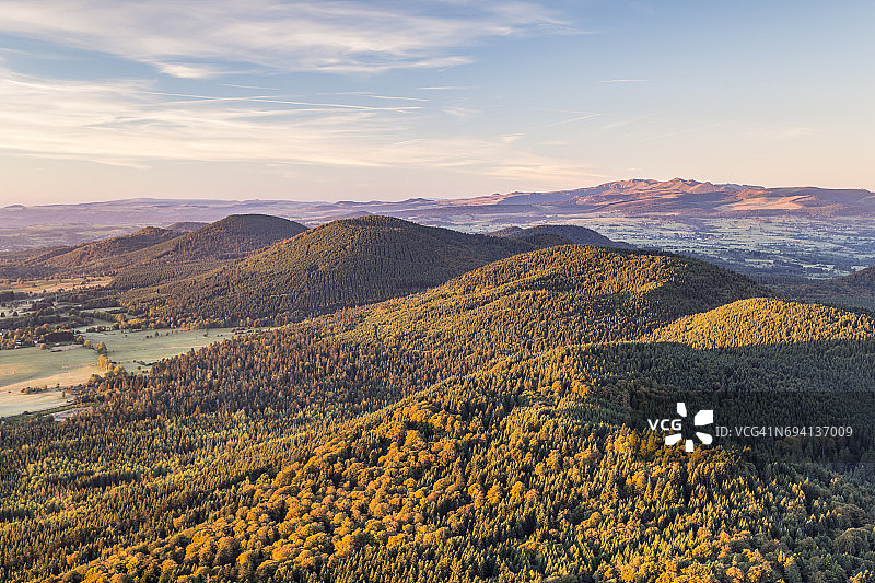 法国奥弗涅普伊山链图片素材