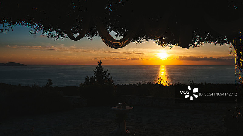 希腊凯法利尼亚岛别墅日落美景图片素材