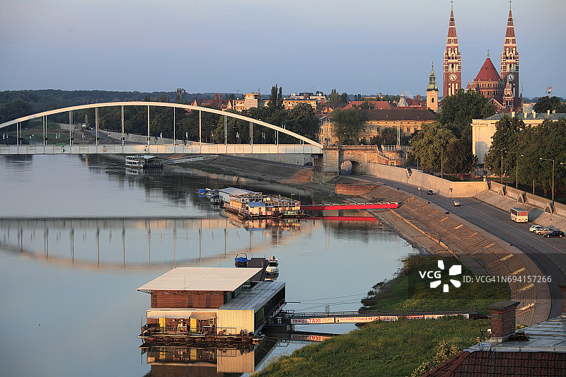 匈牙利塞格德大教堂、还愿教堂和蒂萨河图片素材