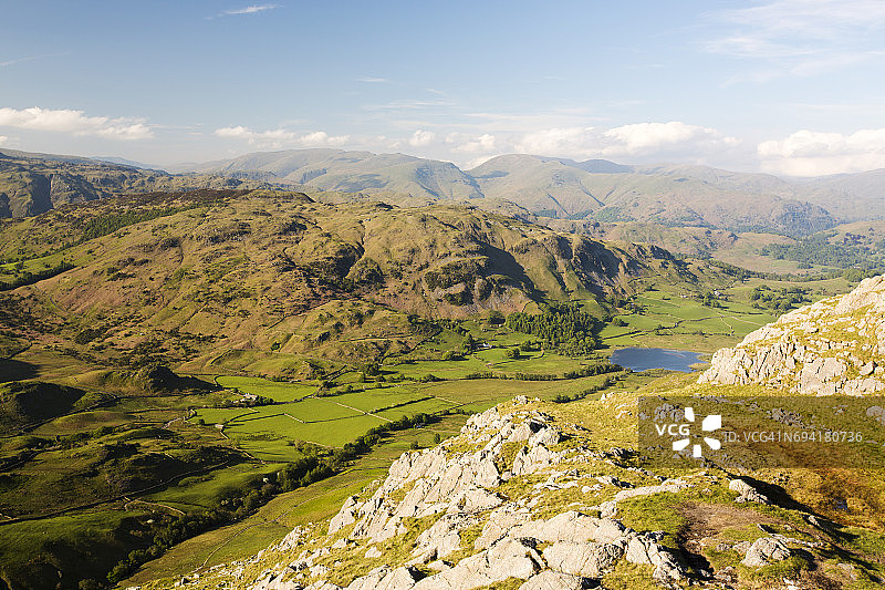 从英国湖区韦瑟拉姆山俯瞰小朗代尔和赫尔维林山脉图片素材
