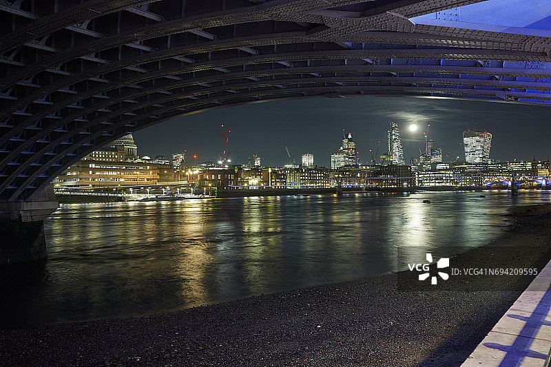 伦敦金融城夜景天际线图片素材