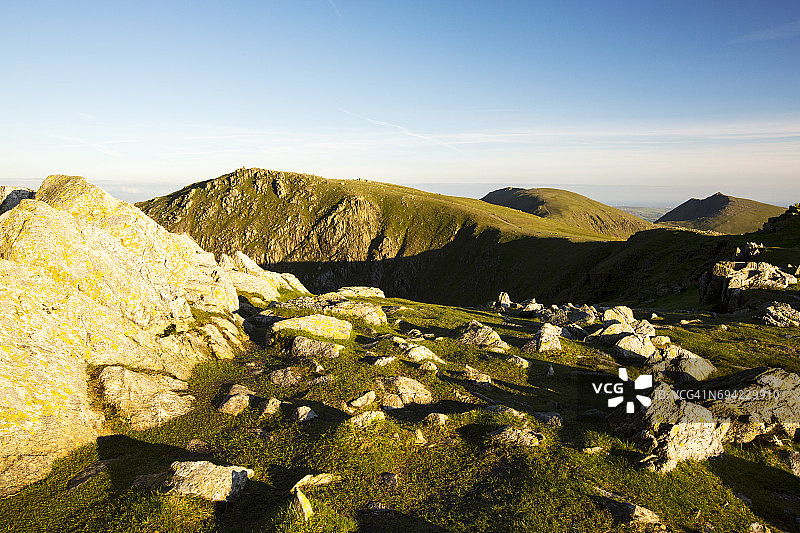 从英国湖区大卡尔斯眺望科尼斯顿老峰和道峰图片素材