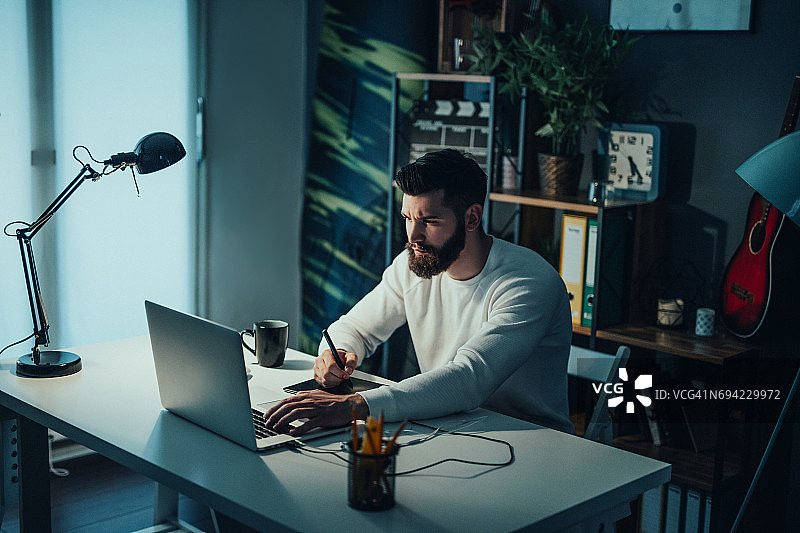 在家加班的帅气照片编辑图片素材