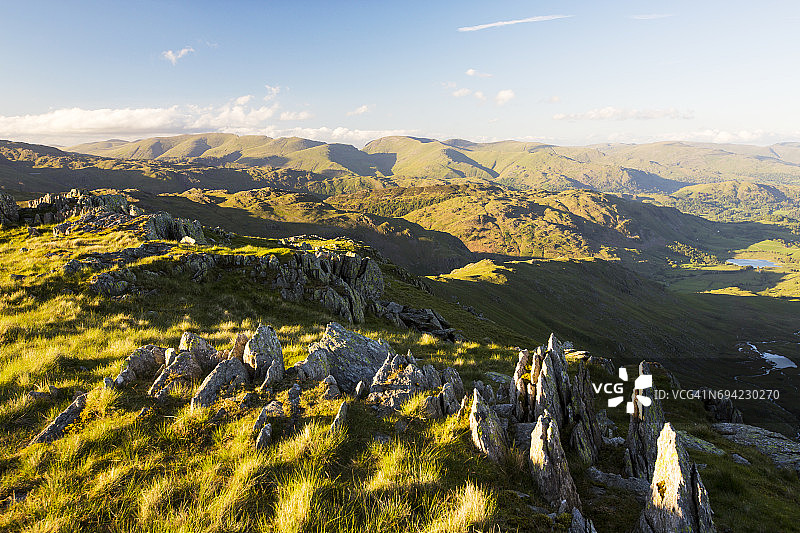 从英国湖区大卡尔斯眺望赫尔维林山脉图片素材