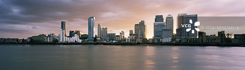 伦敦码头区城市天际线日落全景图片素材