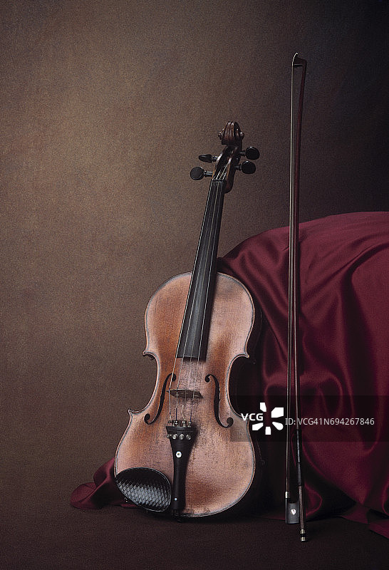 静置的老旧小提琴图片素材