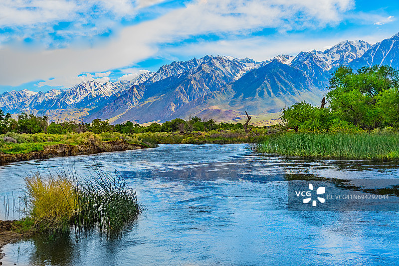 加州内华达山脉欧文斯河谷的春天图片素材