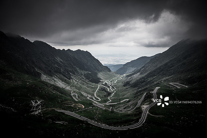 罗马尼亚特兰西瓦尼亚Transfagarasan公路的阴沉天空和山地景观图片素材