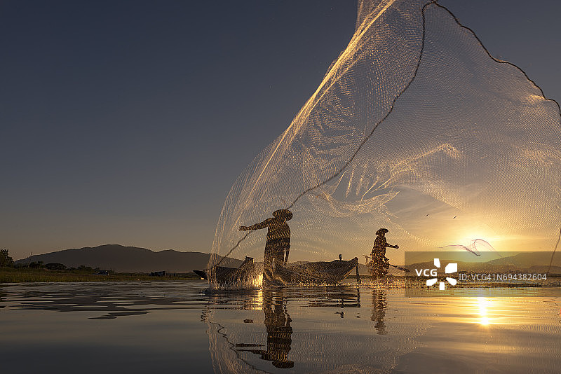 泰国渔民在水库捕鱼的早晨图片素材