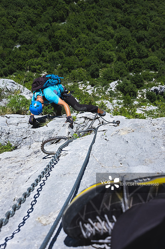 男人攀登岩壁图片素材