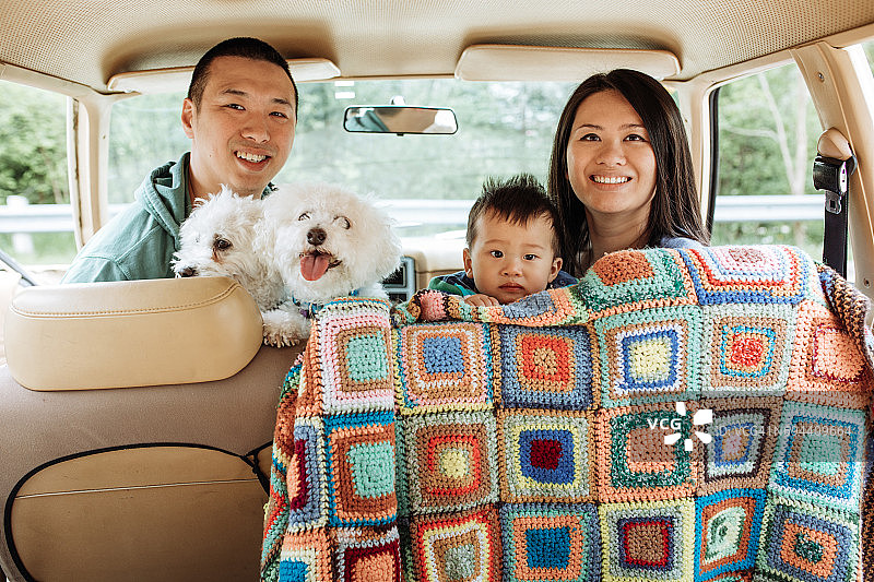 带婴儿和宠物犬旅行的方法图片素材