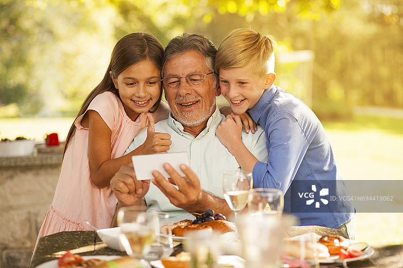 祖父母与父母视频通话图片素材