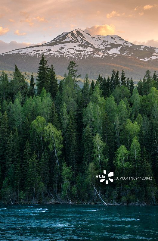 中国新疆阿勒泰喀纳斯湖图片素材