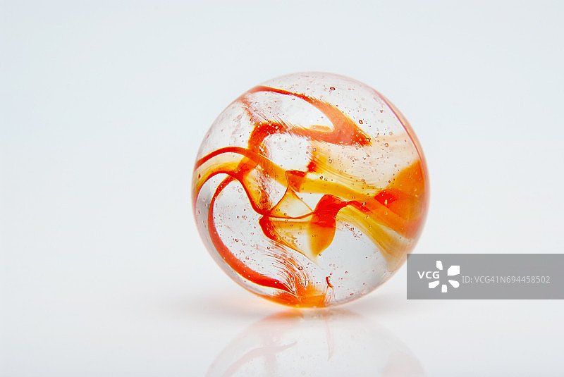 白色背景上的橙色大理石图片素材