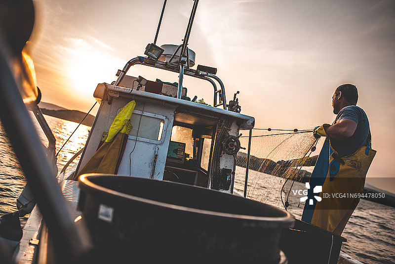 工作中的渔夫图片素材