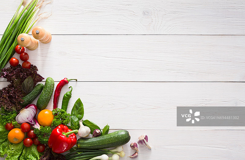 白色木纹背景上的新鲜蔬菜边框图片素材