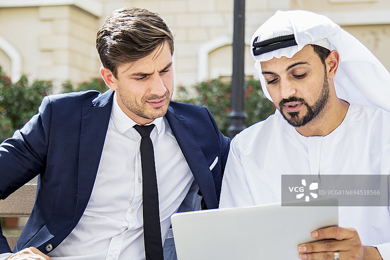 阿拉伯商务主管使用平板展示商业模型图片素材