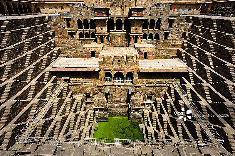 印度拉贾斯坦邦阿巴内里镇的昌德巴沃里阶梯井及其寺庙照片图片素材