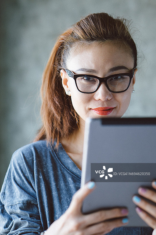 办公室里自信的创意女商人肖像图片素材