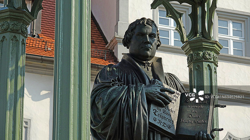 路德城维滕贝格的马丁·路德雕像图片素材