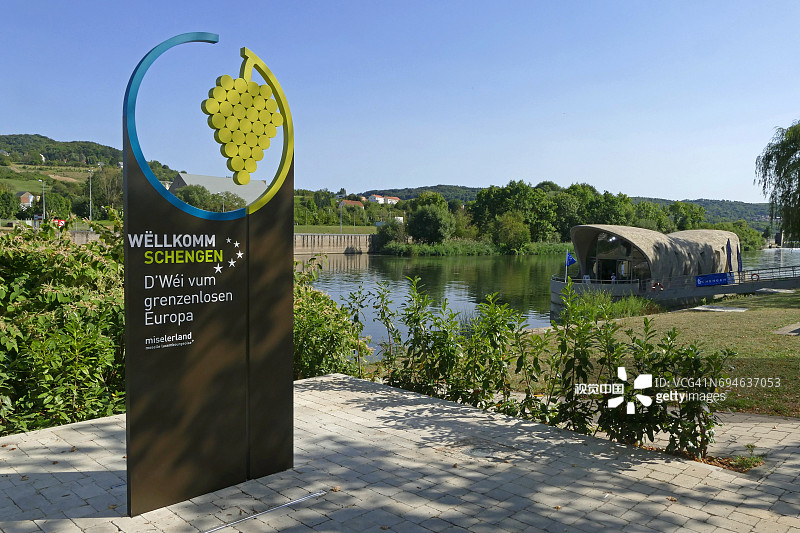 申根摩泽尔河岸边的雕塑图片素材