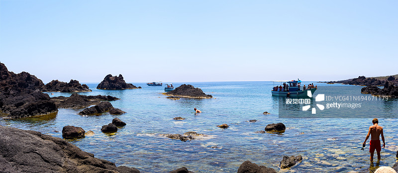 佩拉杰群岛利诺萨岛海岸附近的船只图片素材