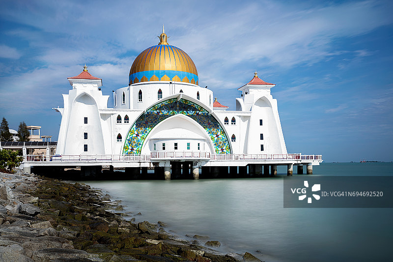 马六甲海峡清真寺，位于人工岛上图片素材