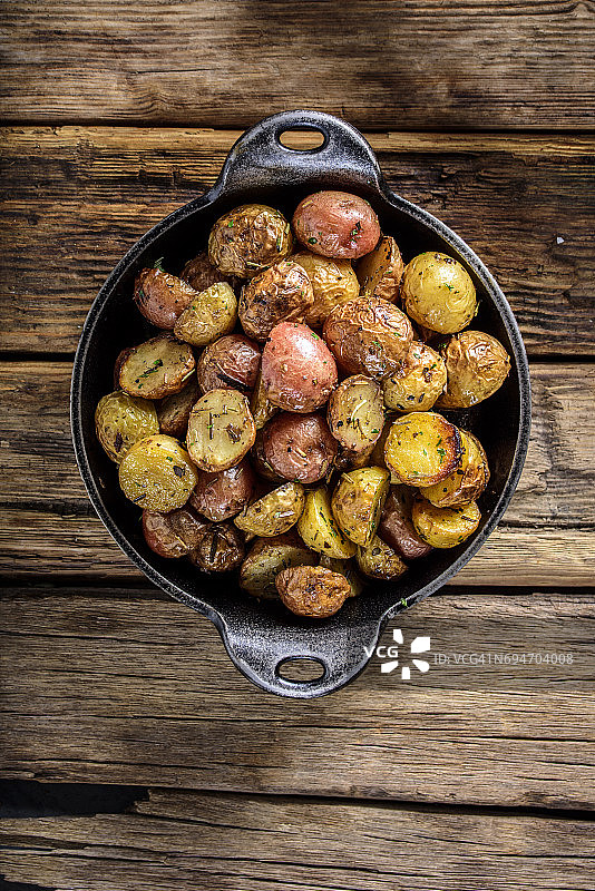 铸铁锅香草煎育空金土豆图片素材