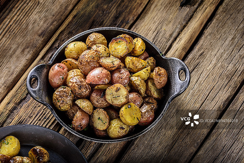 铸铁锅香草煎育空金土豆图片素材