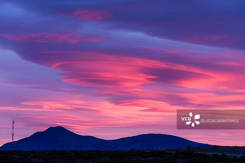 粉紫色日出天空中的荚状云图片素材