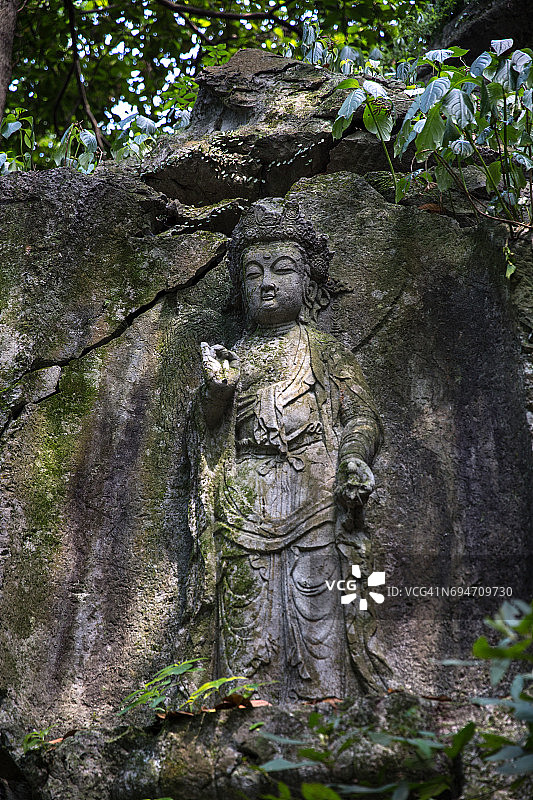 中国杭州飞来峰山坡上的佛像图片素材