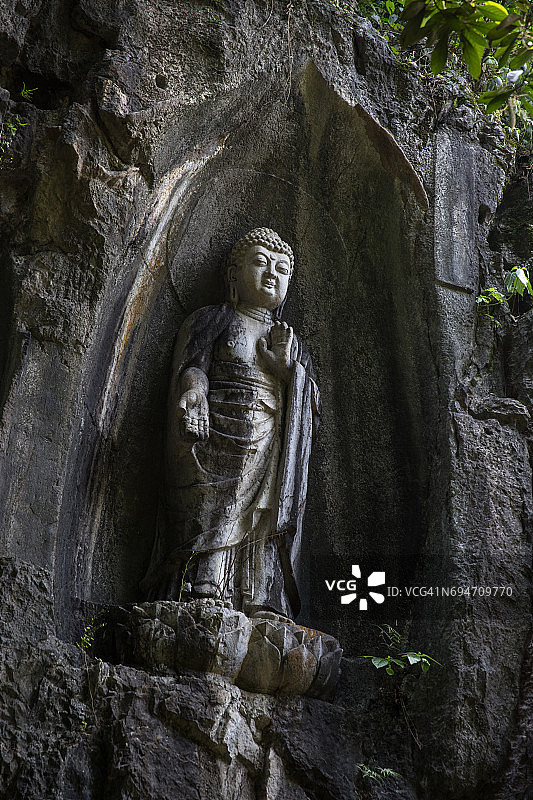 中国杭州飞来峰山坡上的佛像图片素材