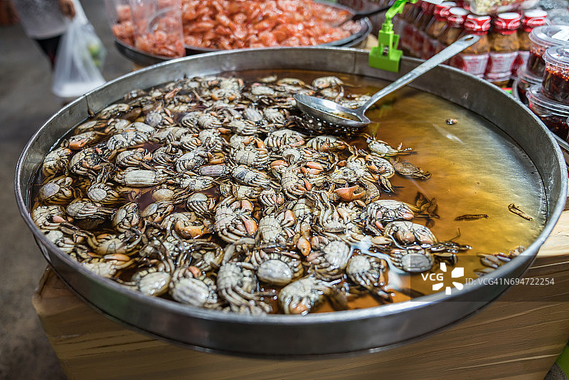 曼谷美功市场上的螃蟹图片素材