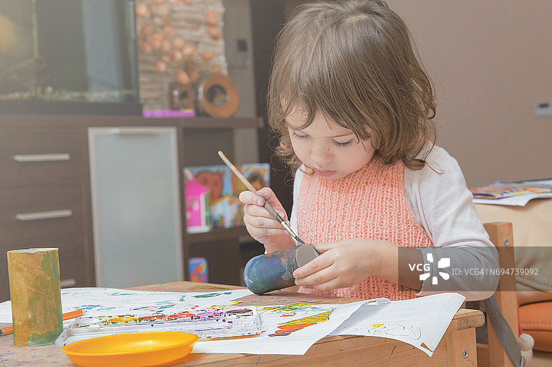 女孩在纸上和手上绘画图片素材