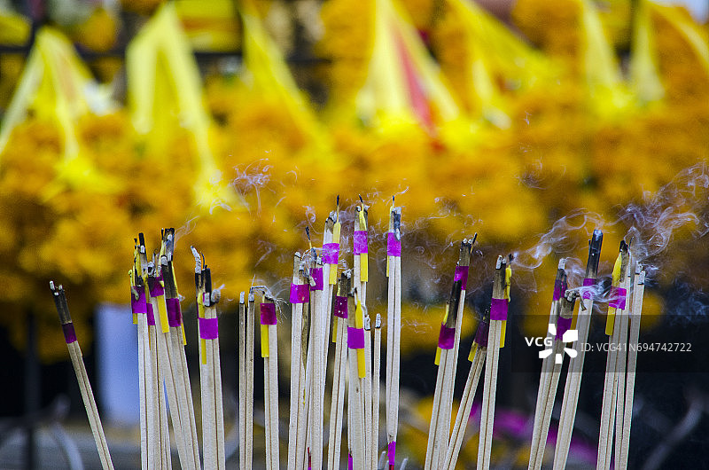 泰国佛教中烧香的宗教仪式图片素材