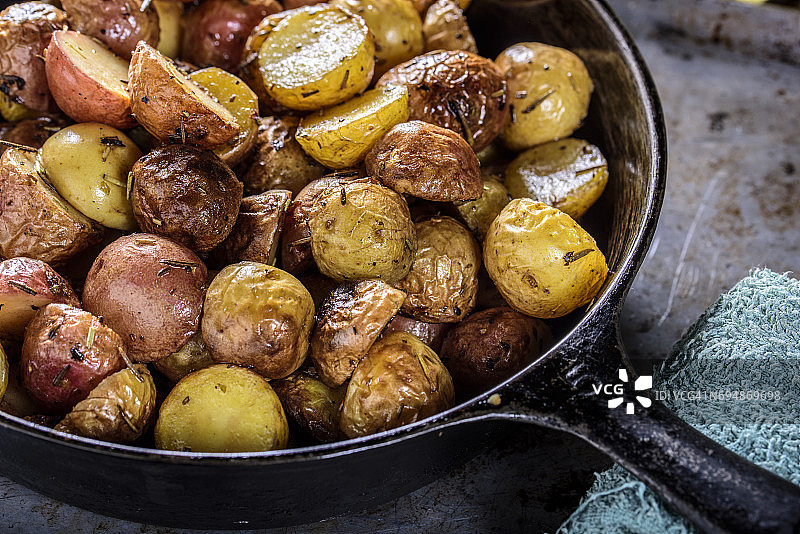 铸铁锅香草煎育空金土豆图片素材
