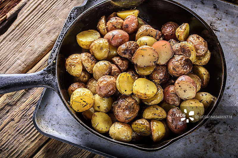 铸铁锅香草煎育空金土豆图片素材