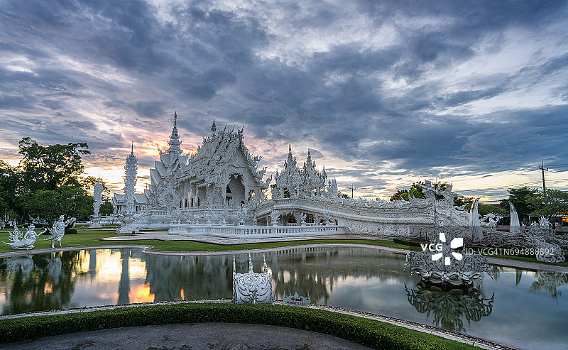 白庙Wat Rong Khun的壮丽日落图片素材