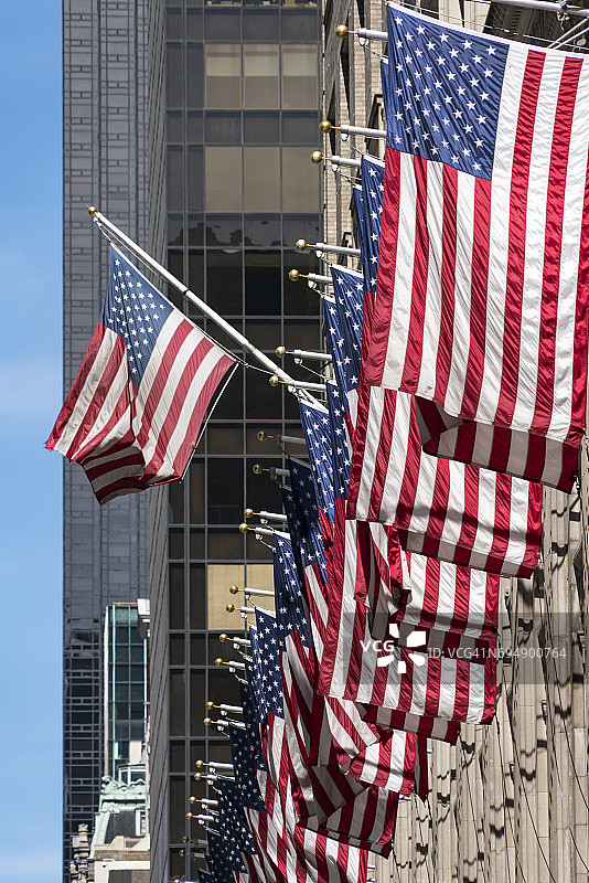 纽约市曼哈顿中城第五大道萨克斯第五大道上悬挂的美国国旗图片素材